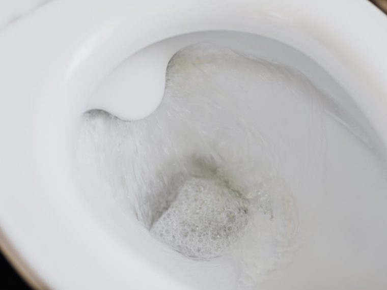 Astuce de grand-mère pour déboucher les toilettes facilement