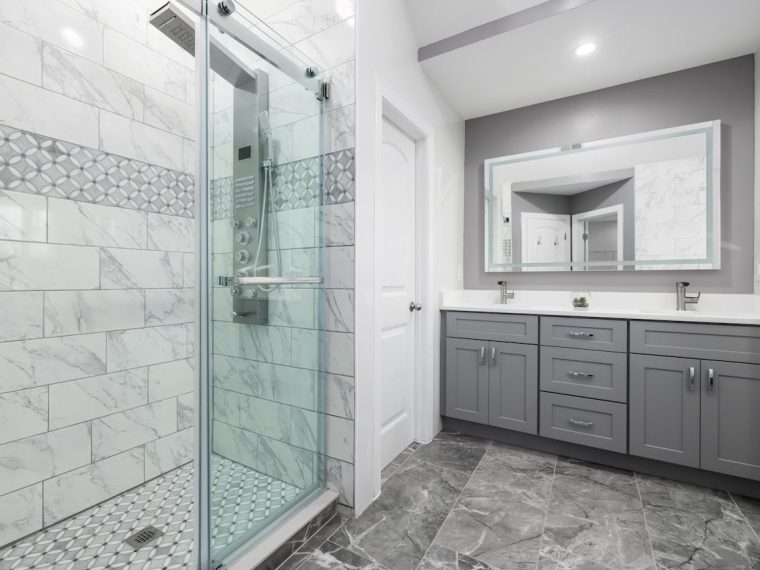 conseils et idées pratiques pour Aménager une salle de bain de 4m2 sans wc