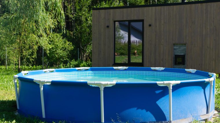 Tout savoir sur les piscines en kit avec panneaux en polypropylène