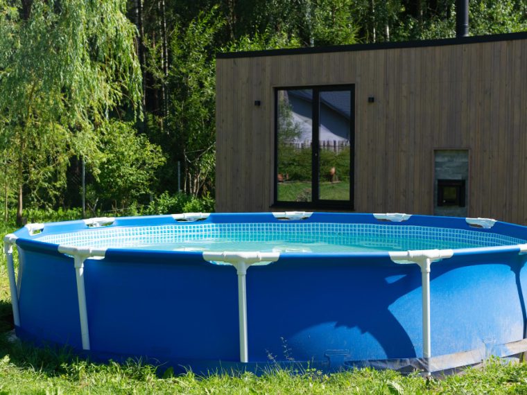 Tout savoir sur les piscines en kit avec panneaux en polypropylène