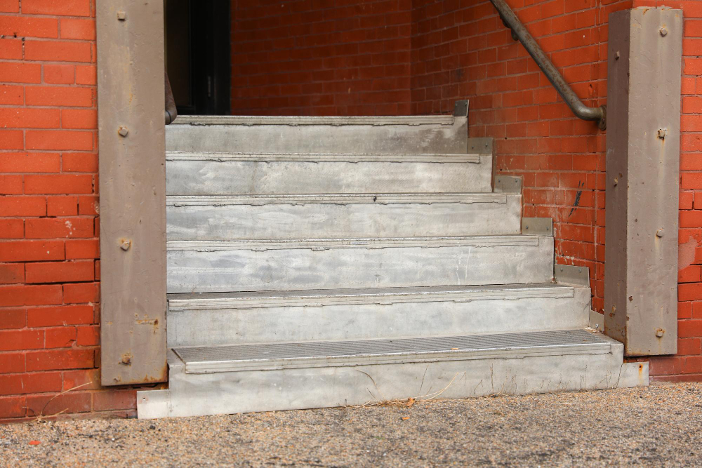 Les astuces pour rénover efficacement un escalier en béton extérieur