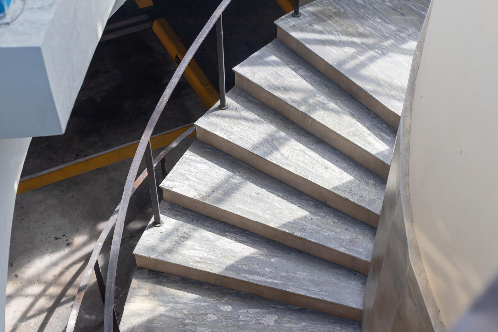 Les astuces pour rénover efficacement un escalier en béton extérieur
